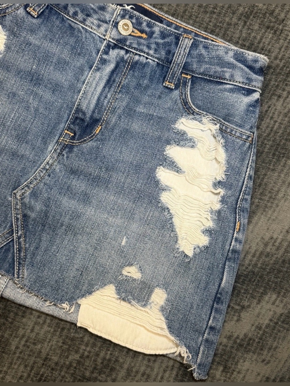 Denim Mini Skirt HOLLISTER Hi-Rise Distressed
Size 1R W 25 Measures 25x14 - Picture 3 of 8